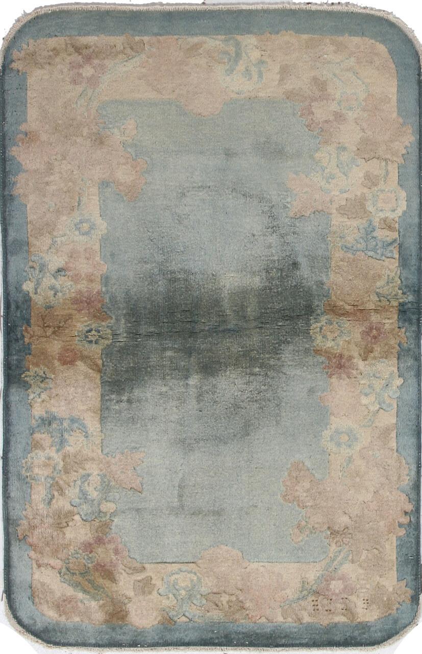 Antiek Chinees Art Deco tapijt met blauwe bloemmotieven en wollen pool