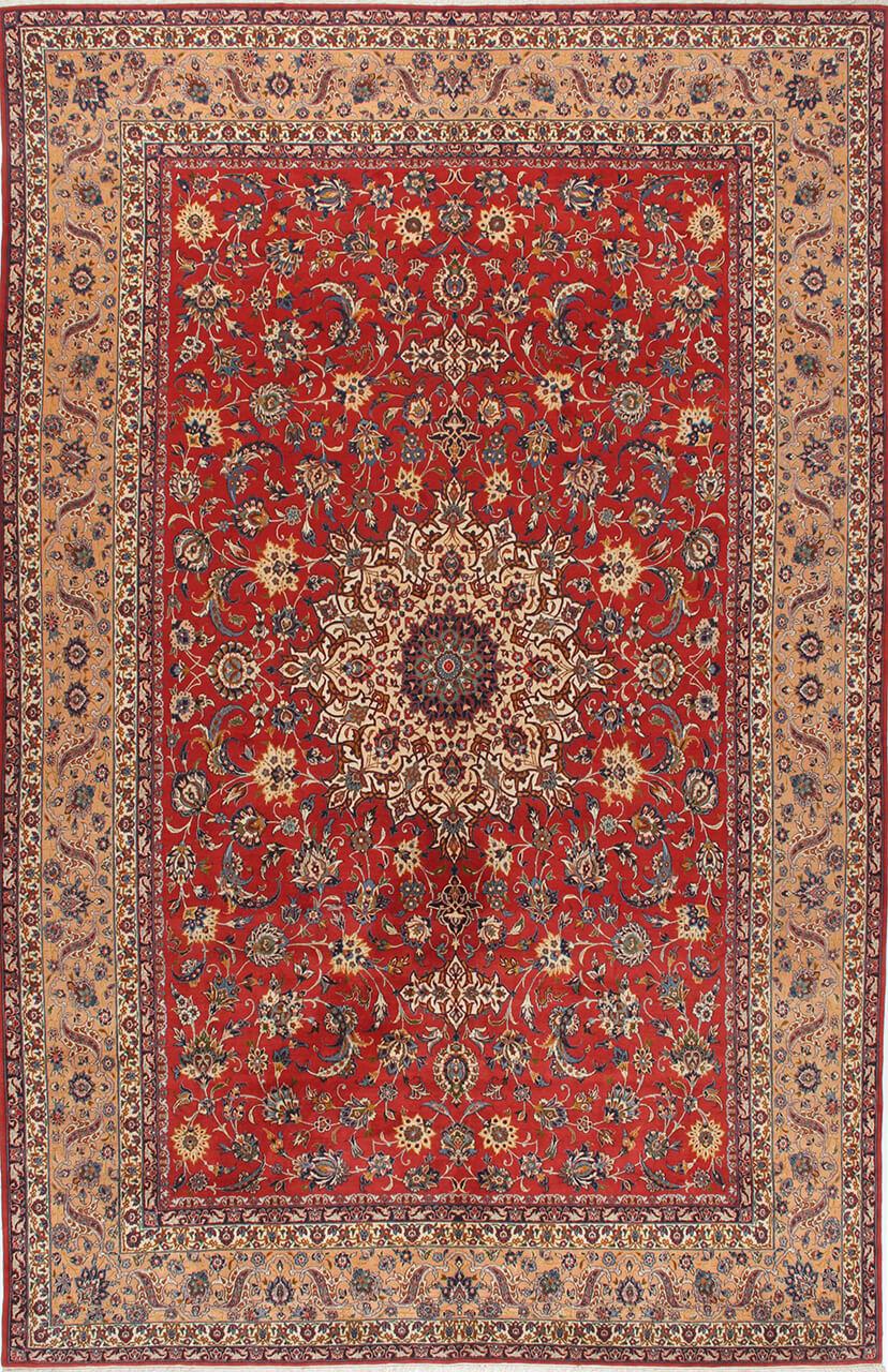 Een groot rechthoekig handgeknoopt Isfahan-tapijt uit het Midden-Oosten in rode en beigetinten.