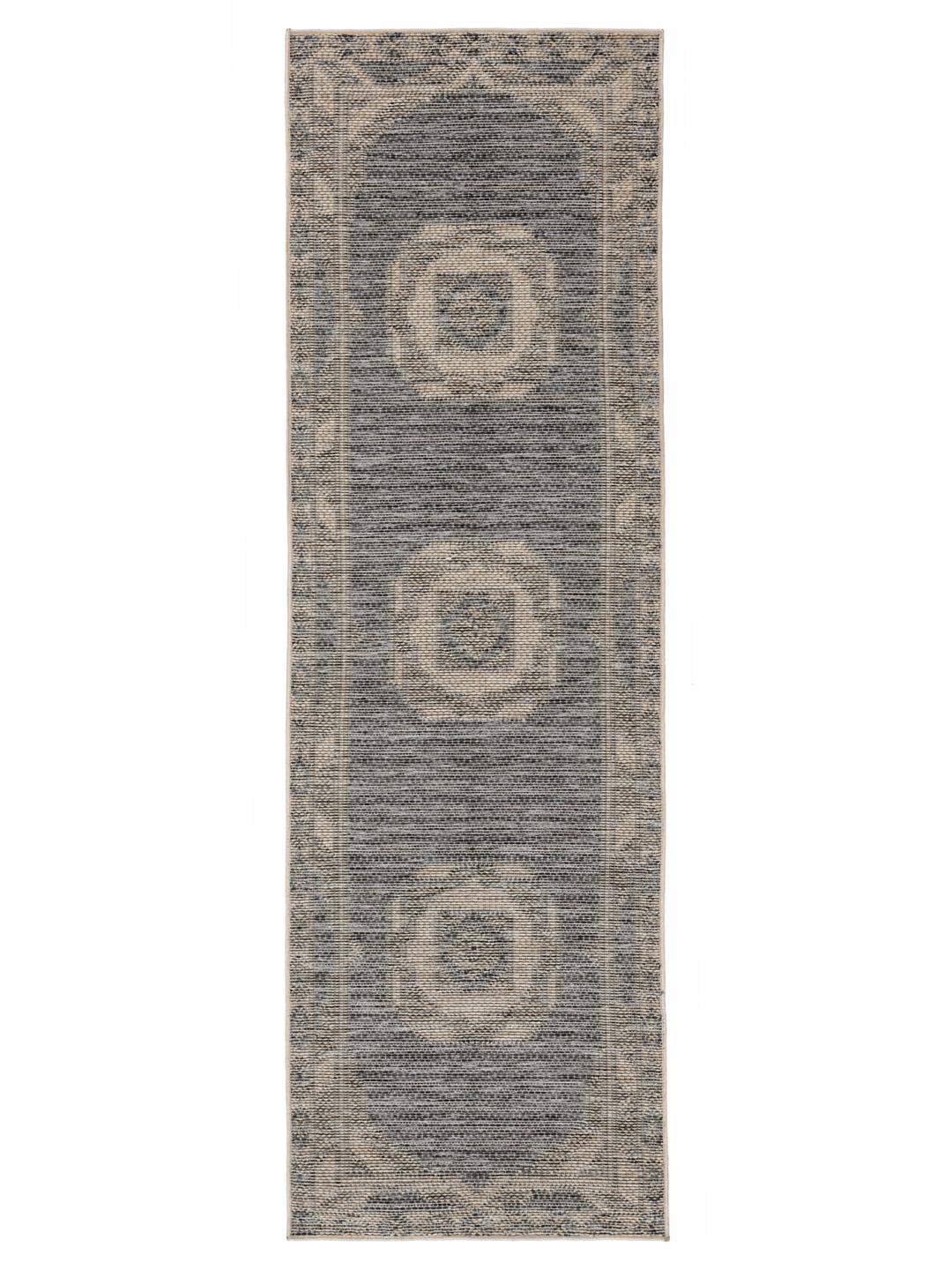 En mørkegrå og beige løber med et struktureret geometrisk design.