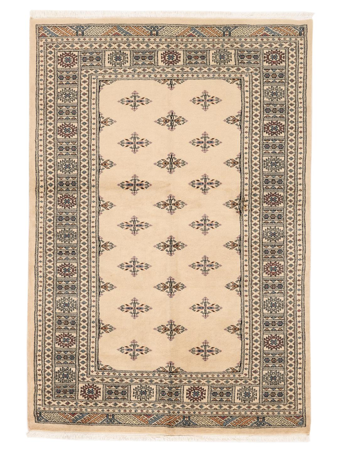 Håndknyttet beige Pakistan Bokhara-tæppe med traditionelle geometriske motiver