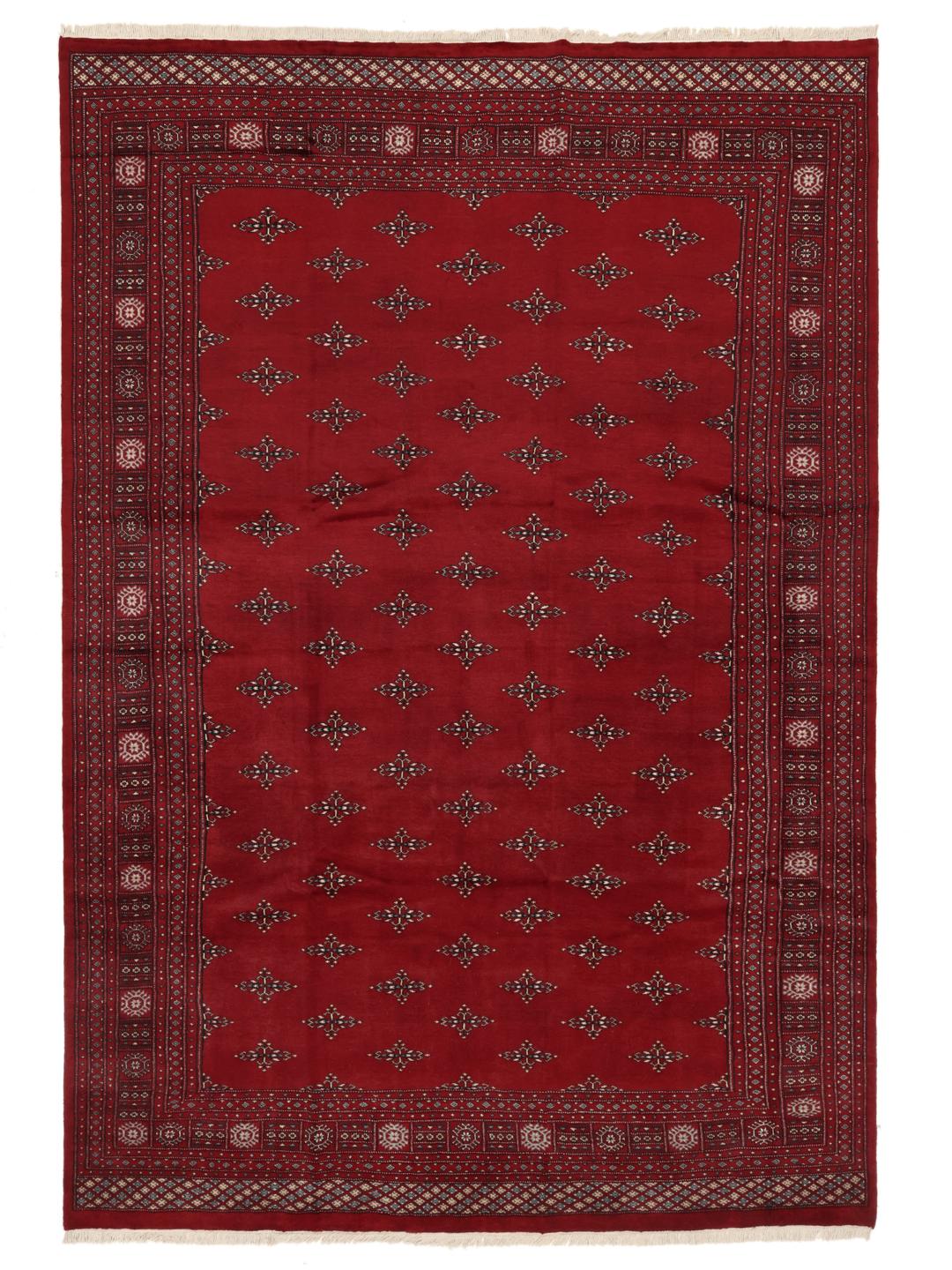 Een handgeknoopt Pakistan Bokhara-tapijt in dieprood met traditionele geometrische motieven.