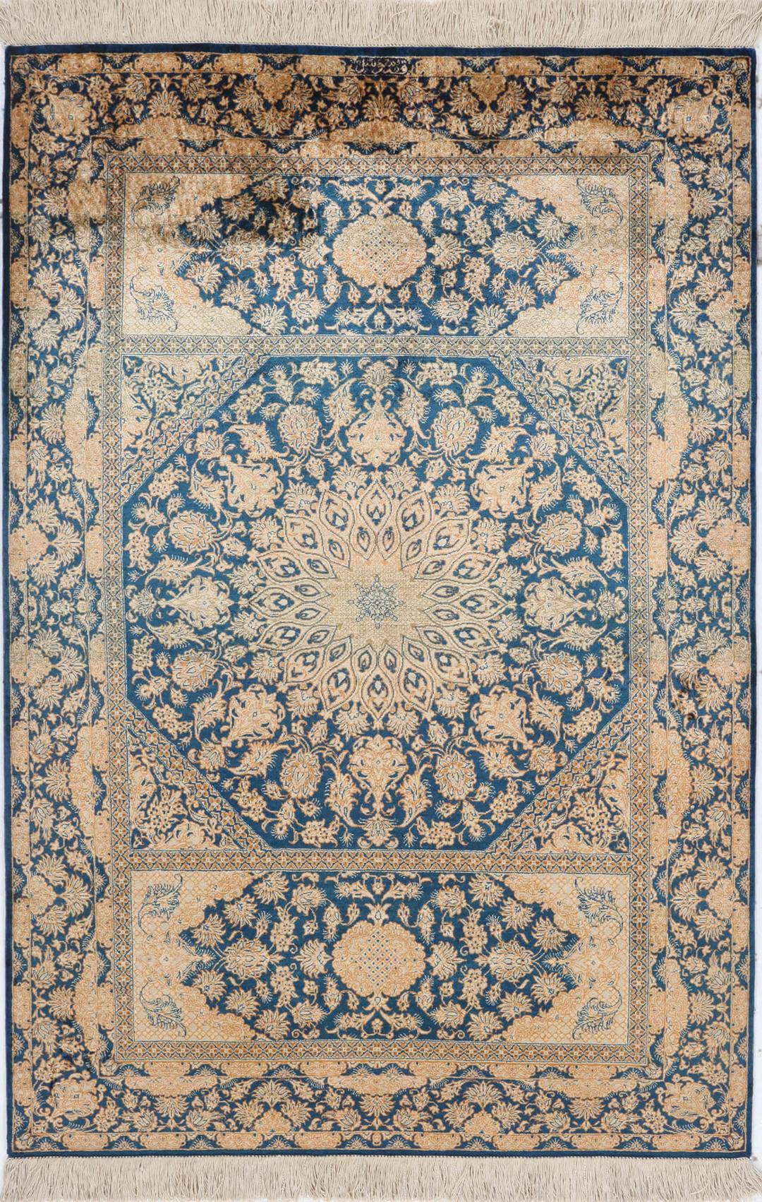 Een luxueus handgeknoopt Qum zijden tapijt uit het Midden-Oosten met blauwe en beige bloemmotieven.