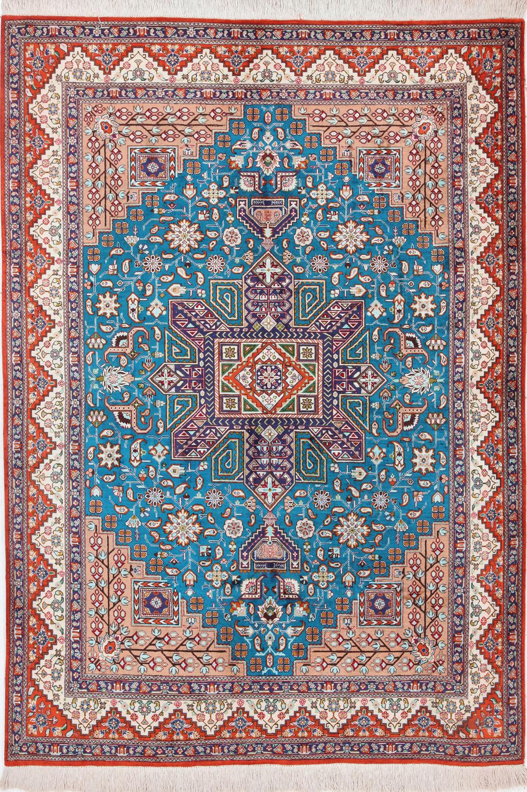 Een handgeknoopt Qum zijden tapijt uit het Midden-Oosten met een blauw veld en bloemmotieven