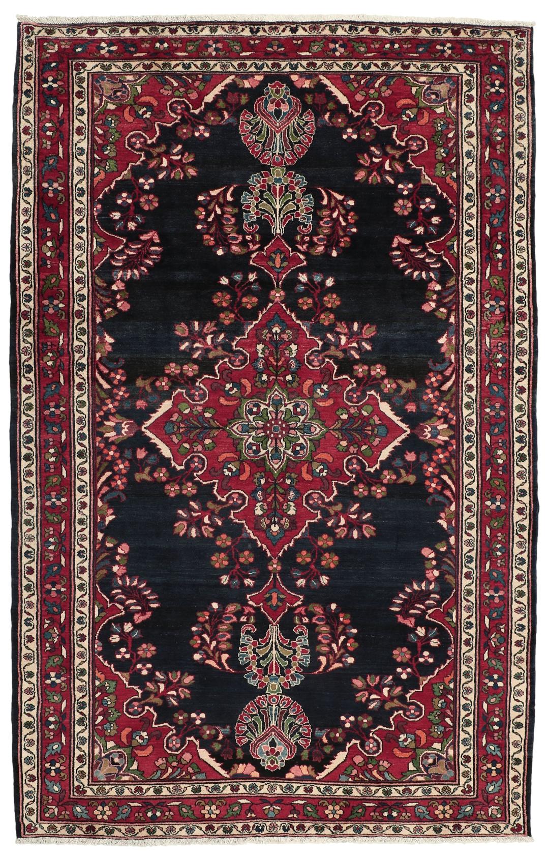Een handgeknoopt Lillian-tapijt uit het Midden-Oosten met een donkerblauw veld en een centraal rood bloemenmedaillon.