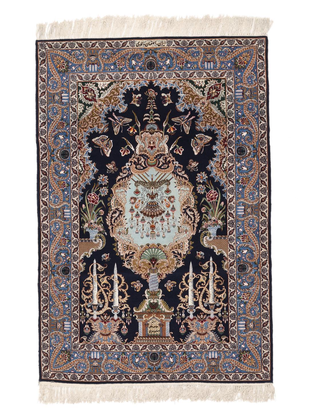 Detaljno izrađen ručno čvorani tepih Isfahan iz Srednjeg istoka u tamnoplavim tonovima.