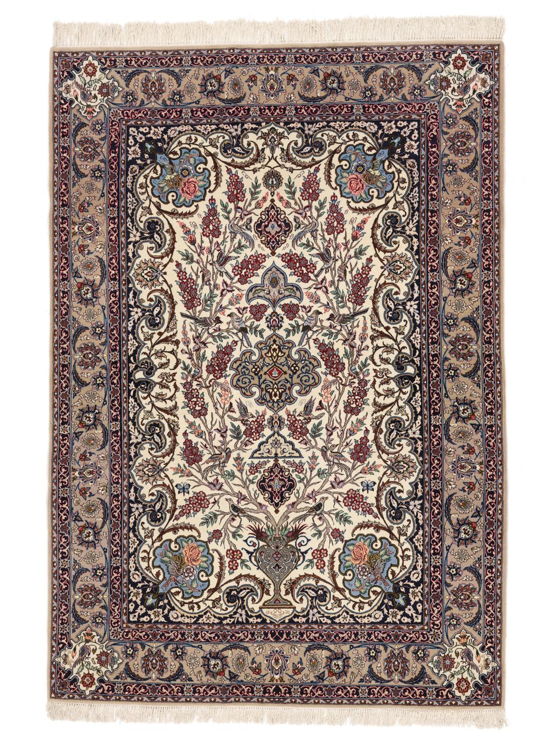 Ručno čvorovani Isfahan tepih s područja Bliskog istoka s cvjetnim motivima na bež podlozi.