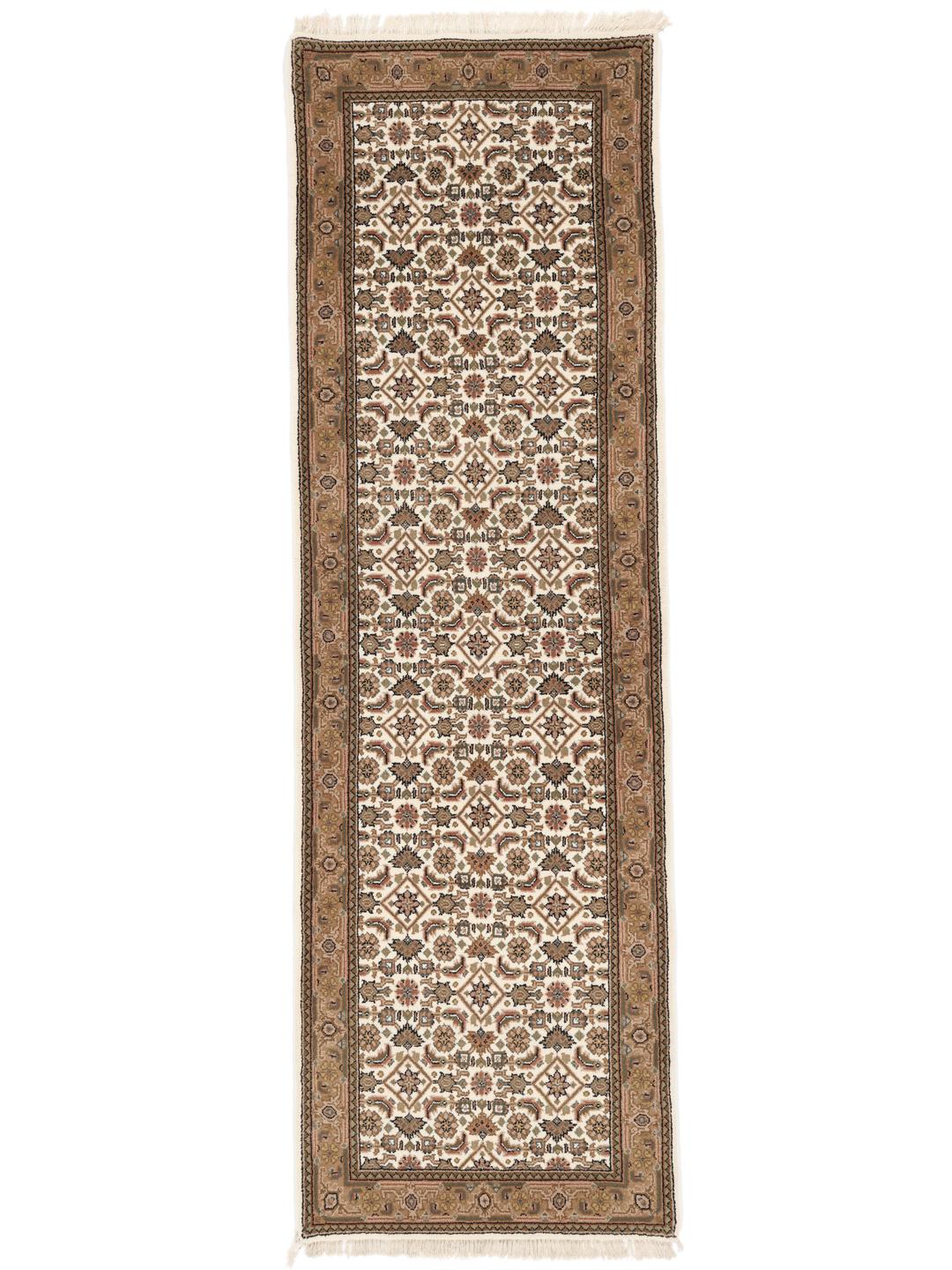 Un tapis long Bidjar Indo noué à la main dans des tons beiges avec des motifs géométriques traditionnels