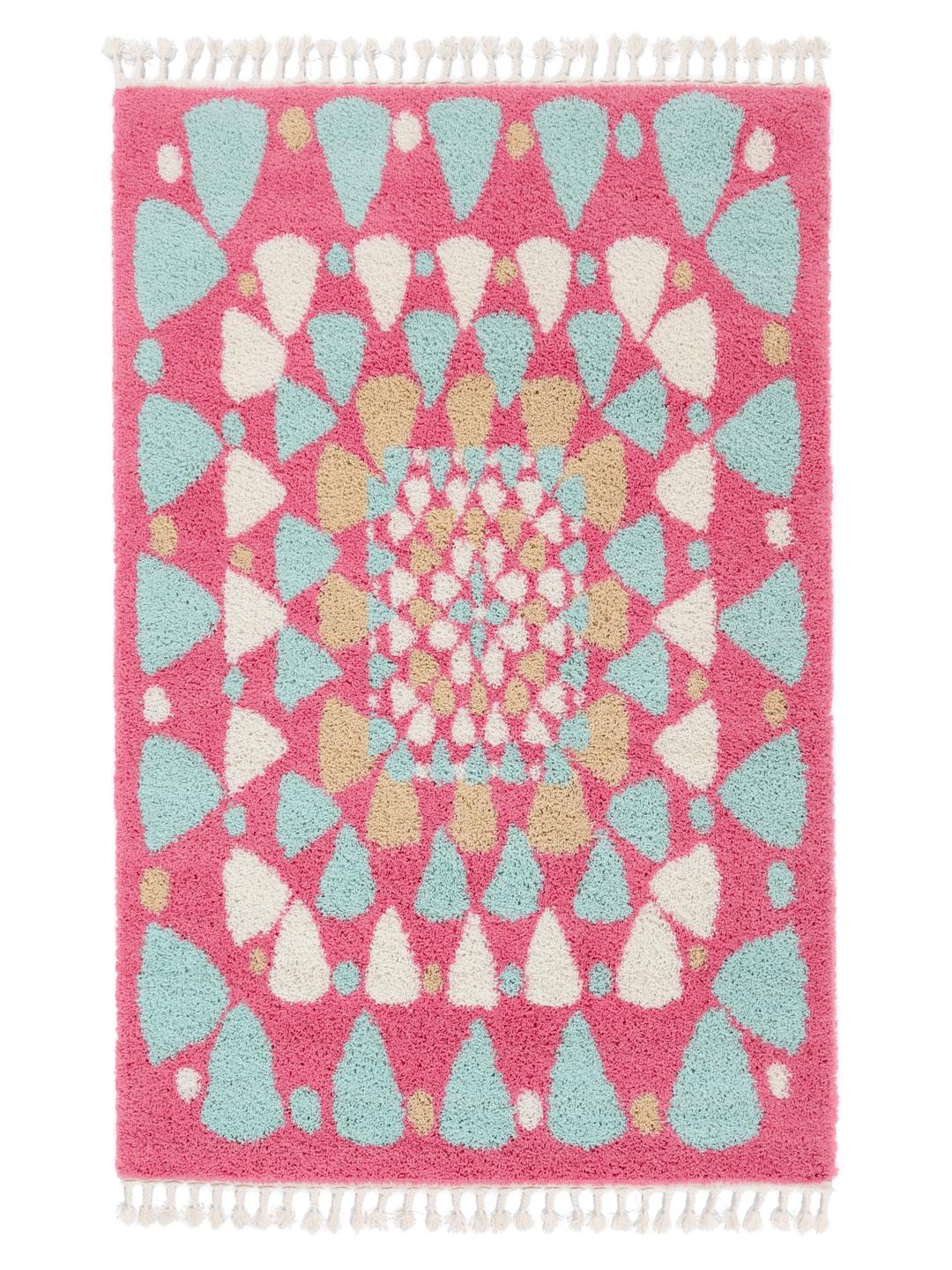 Een levendig donkerroze tapijt met een mintgroen en beige geometrisch patroon en decoratieve franjes.