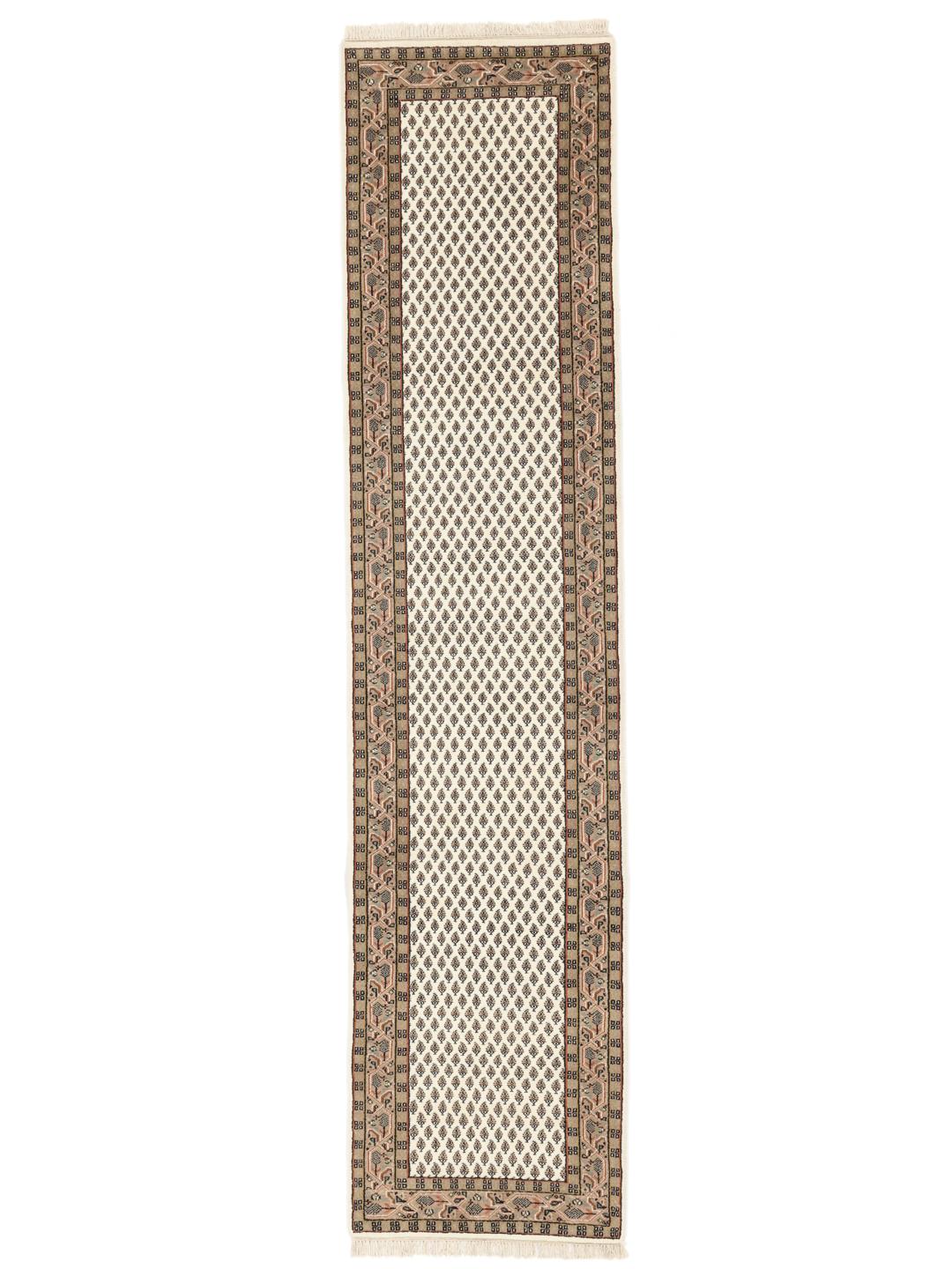 Un long tapis couloir Mir Indo beige noué à la main avec des motifs répétitifs complexes venus d'Inde