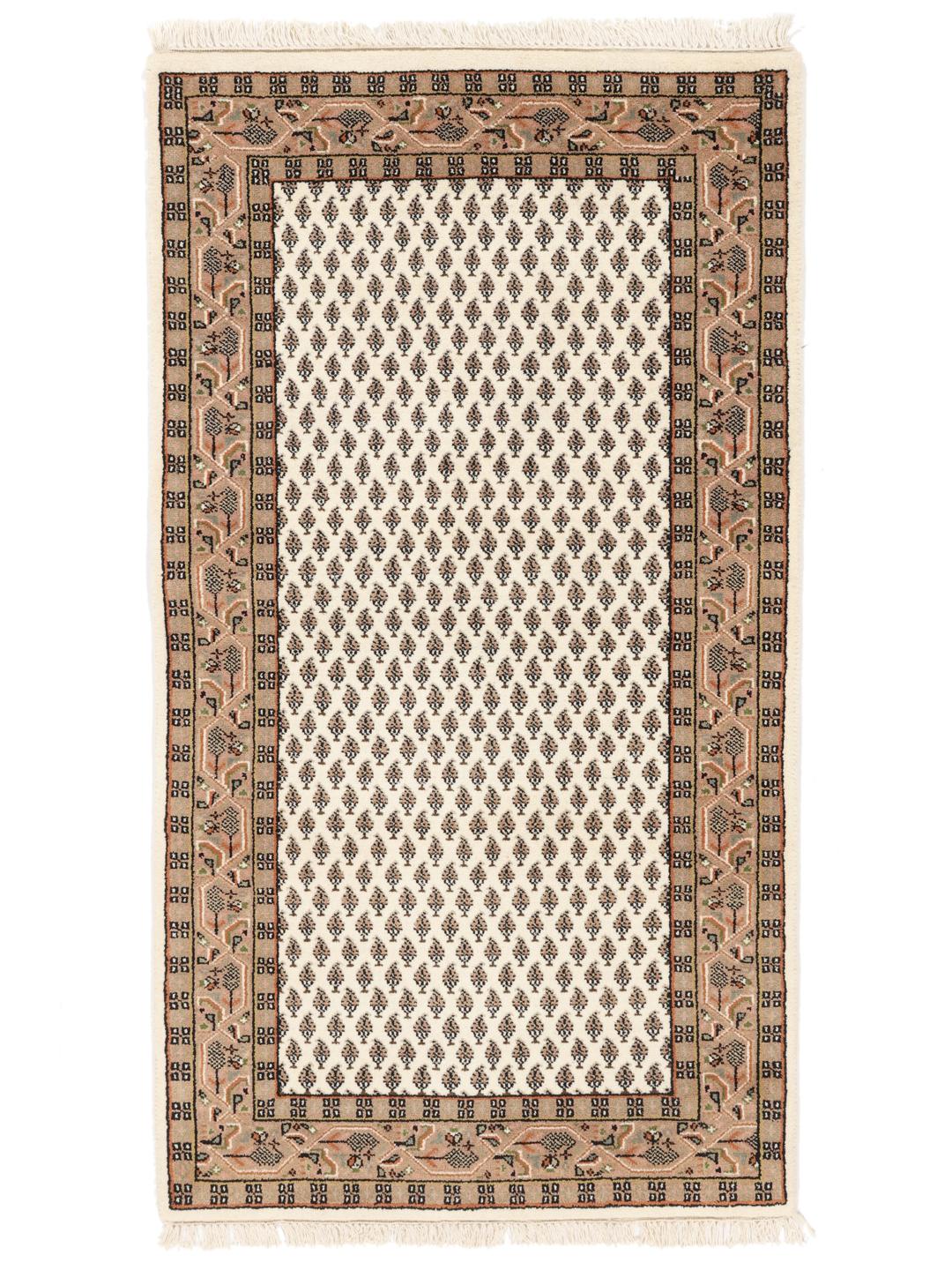 Tapis Mir Indo noué à la main originaire d'Inde avec un fond beige et des motifs floraux répétitifs.