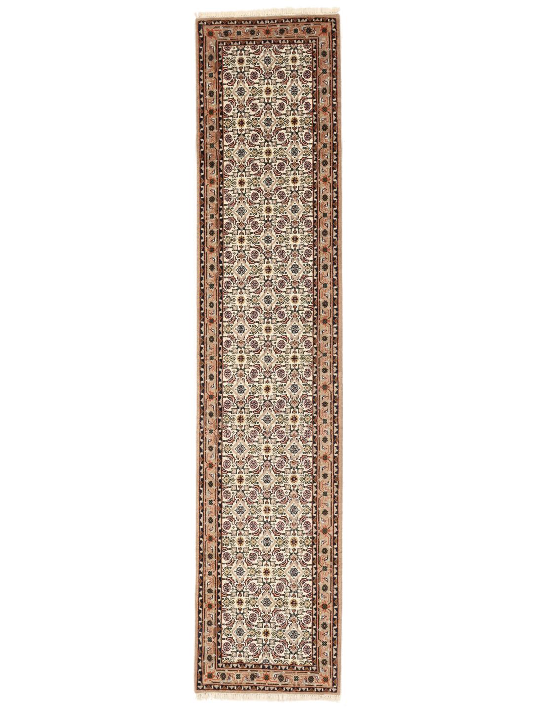 Un tapis de couloir beige noué à la main en provenance d'Inde avec un motif traditionnel.