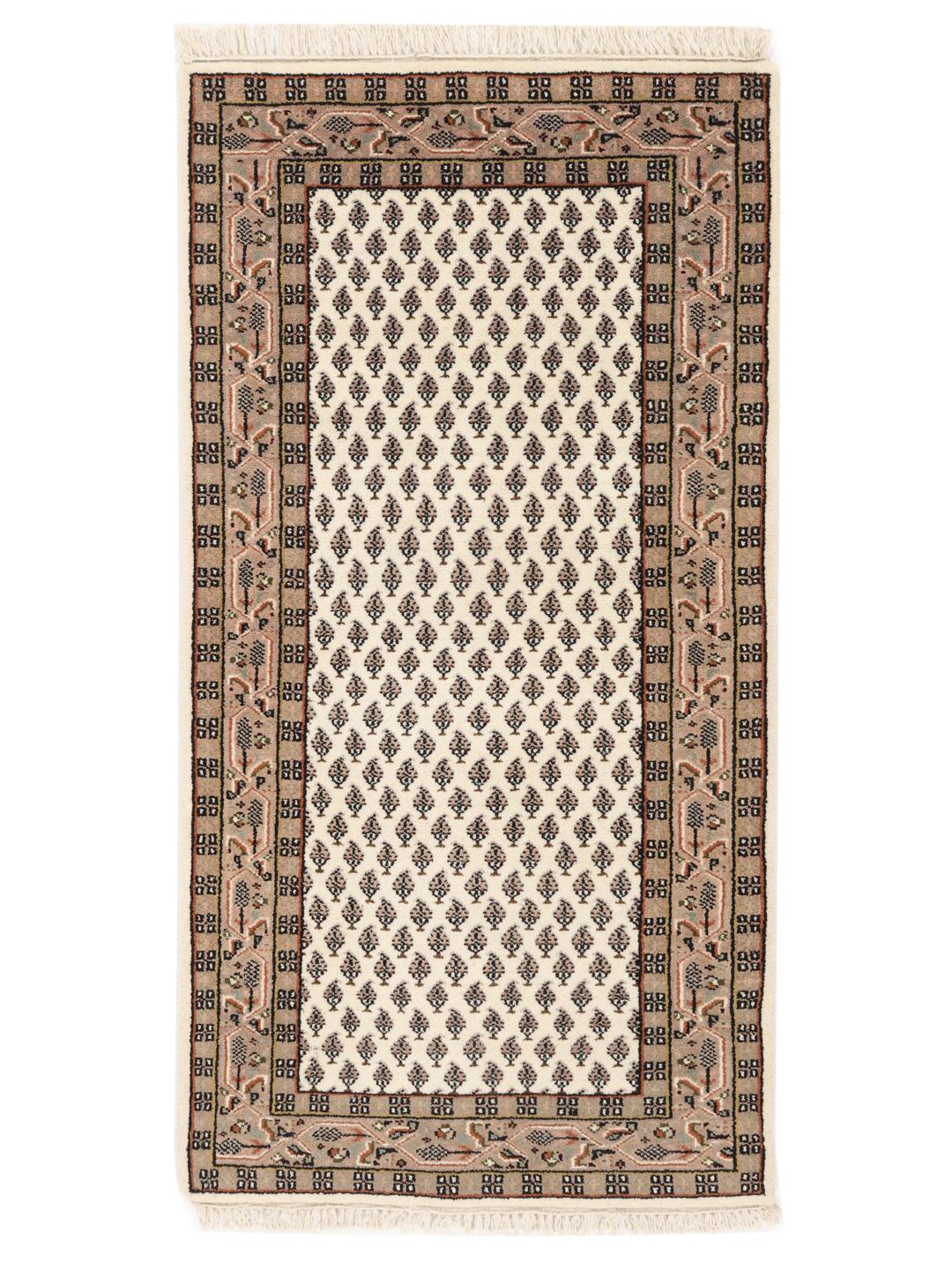 Un tapis Mir Indo noué à la main, originaire d'Inde, avec un motif floral dans des tons beige et marron doux.