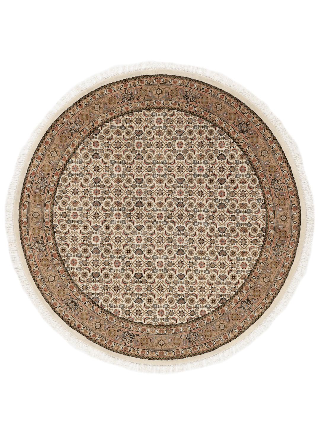 Rond Bidjar Indo-tapijt met complexe patronen uit India in beige en bruine tinten.
