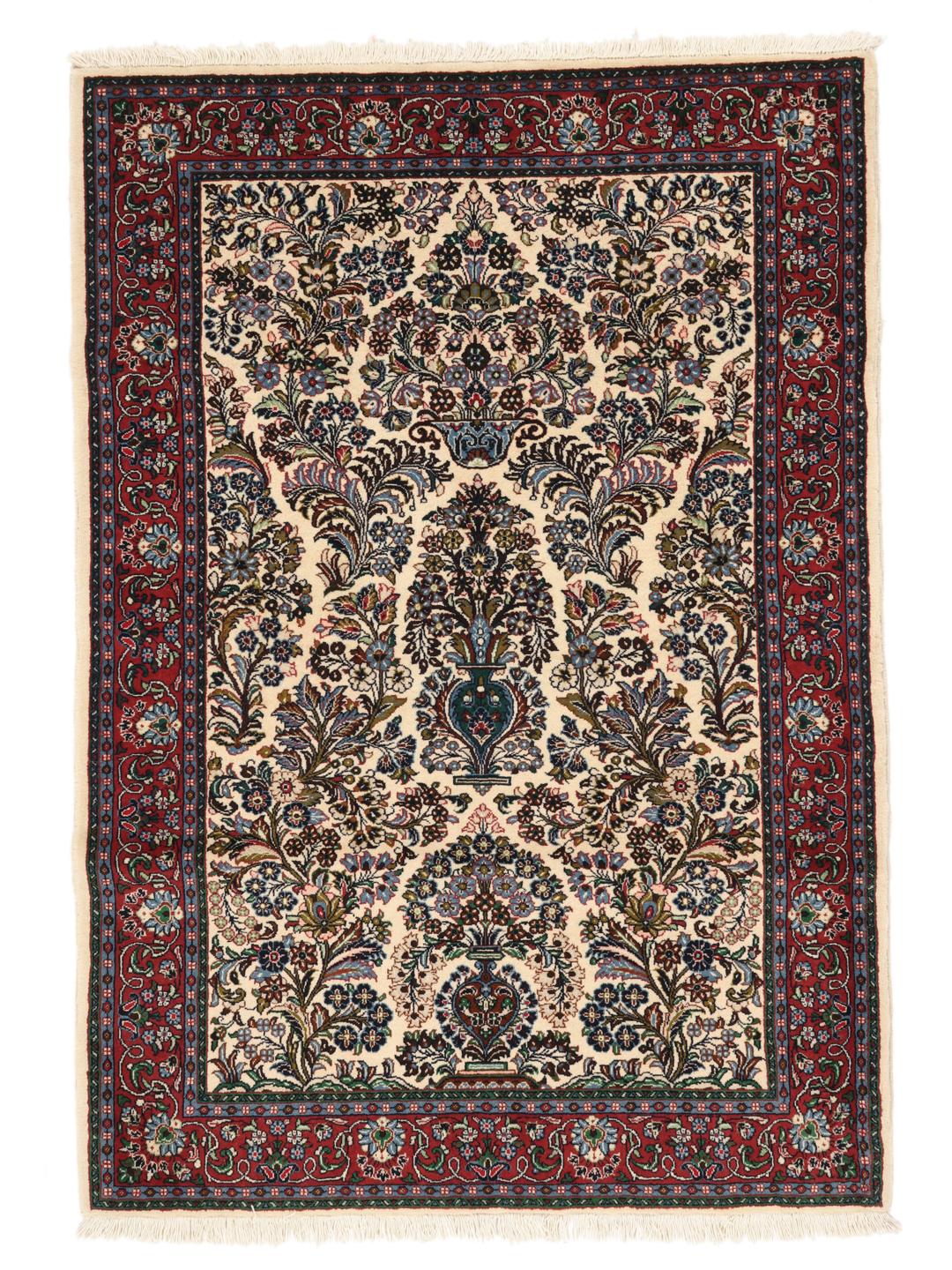 Hand-knotted Sarough rug with a floral vase pattern in red and beige tones.