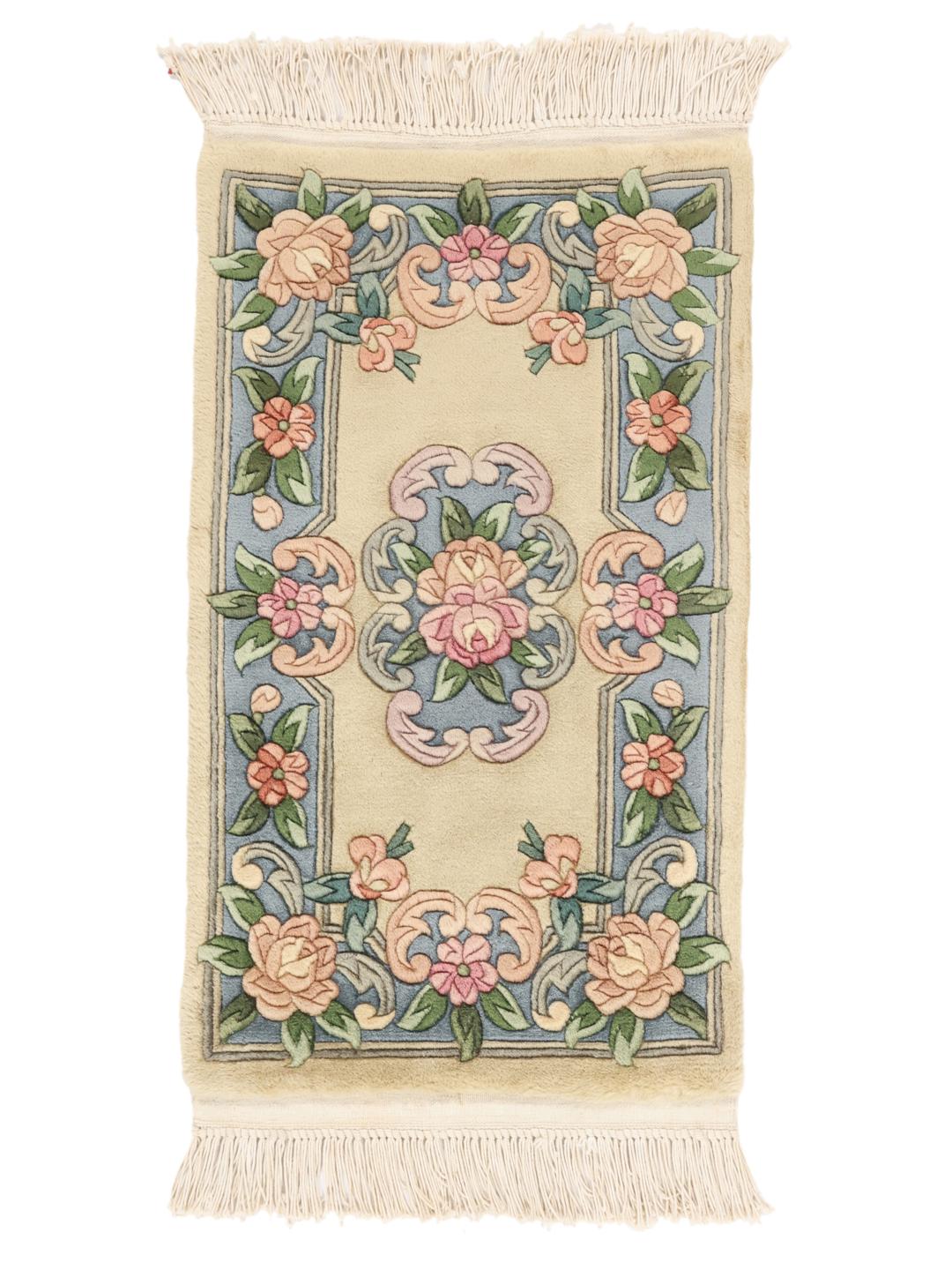 Håndknyttet kinesisk tæppe med blomstermønstre i beige og blå
