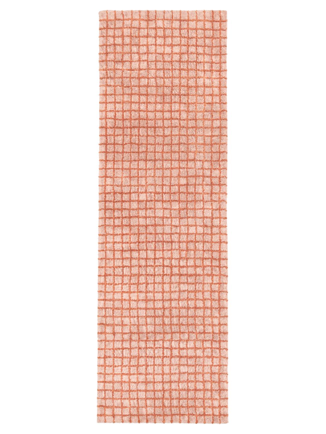 Een roze en terracotta gekleurde loper met een ruitpatroon
