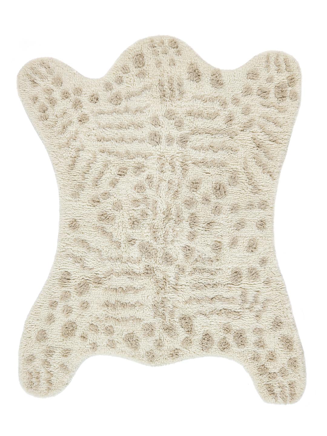 Onregelmatig gevormd wit en beige tapijt met een zachte pooltextuur
