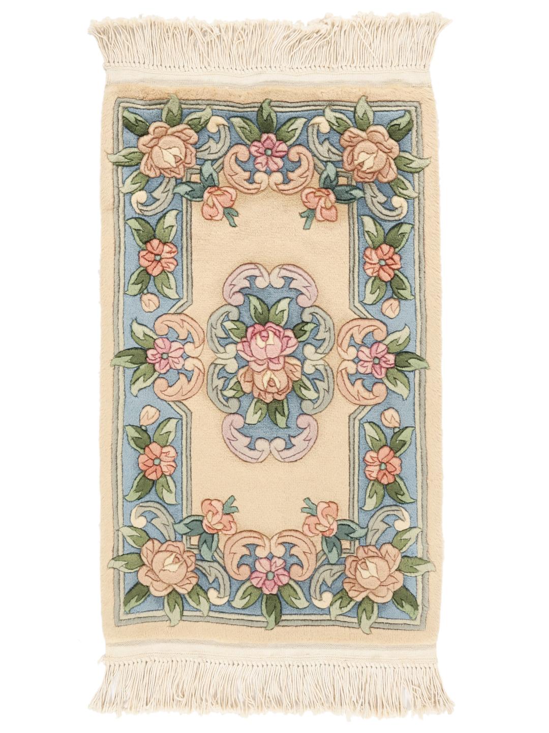 Et rektangulært håndlavet kinesisk tæppe med et blomstermønster i beige, blå, lyserød og grøn.
