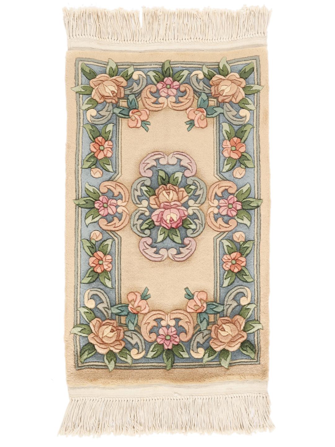 Håndknyttet tæppe fra Kina med blomstermønstre i beige og blå