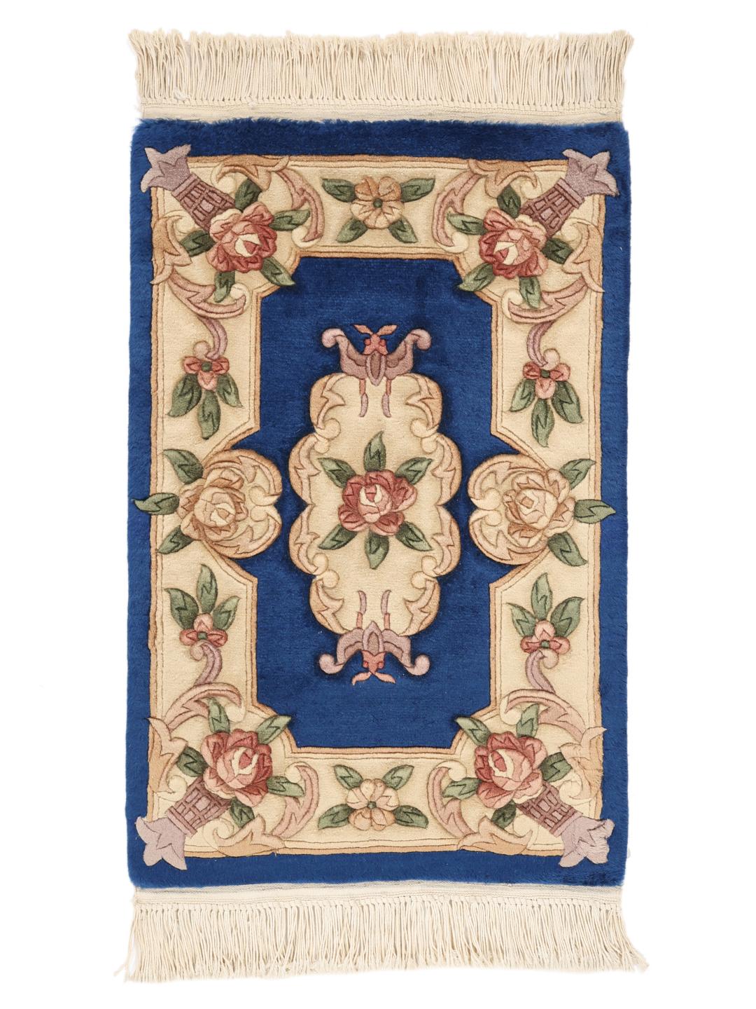 Håndknyttet kinesisk tæppe med blomstermotiver i blå og beige