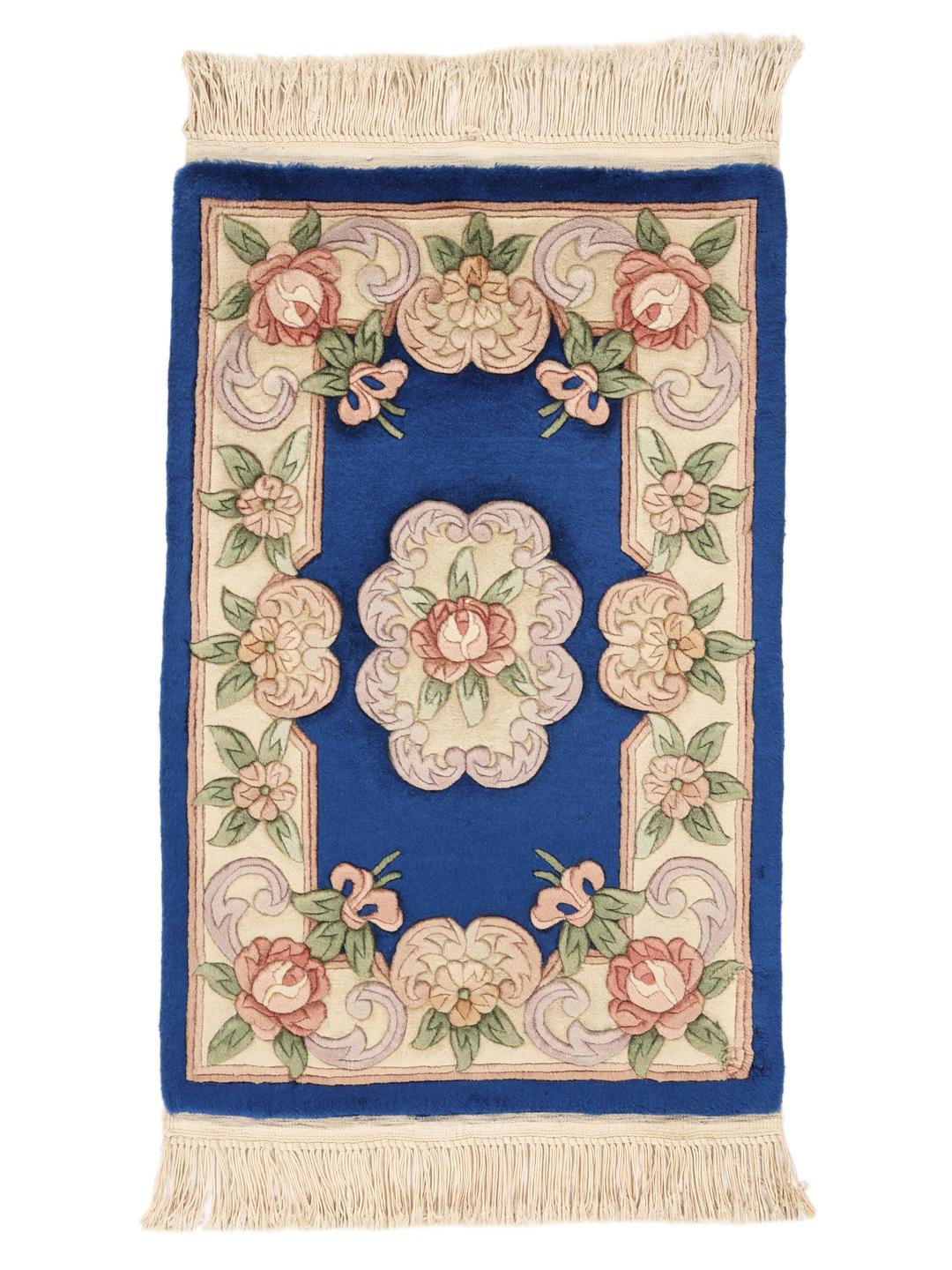 Håndknyttet kinesisk tæppe med blomstermotiver i blå og creme