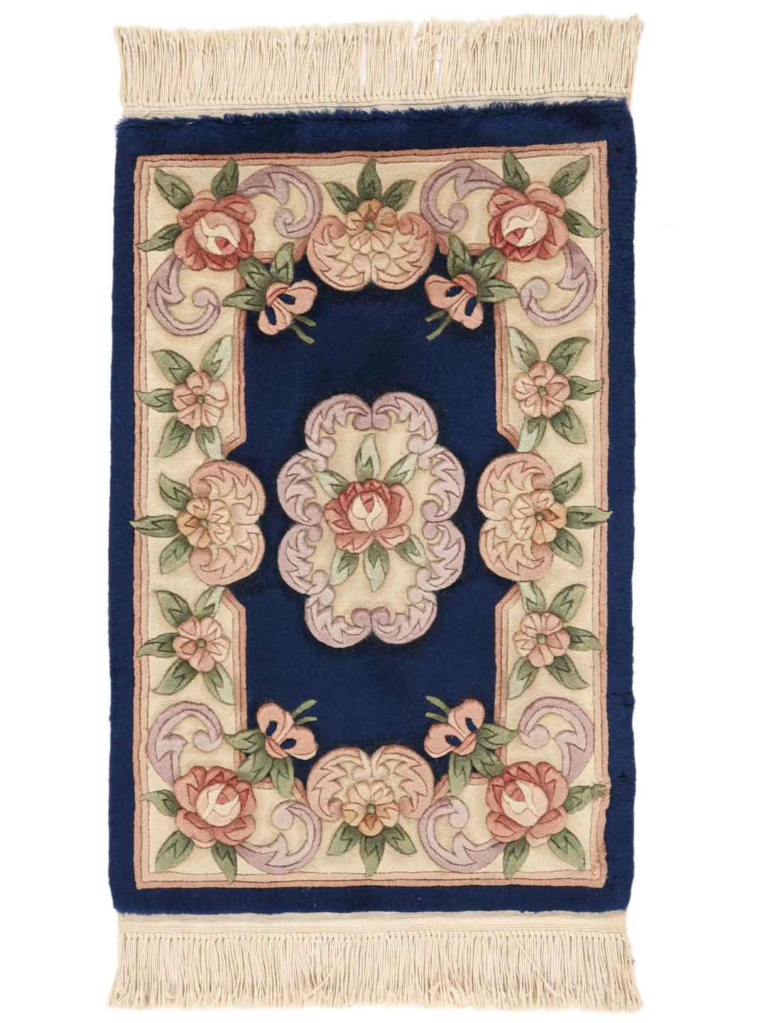 Håndknyttet kinesisk tæppe med blomstermotiver i blå og bløde pastelfarver