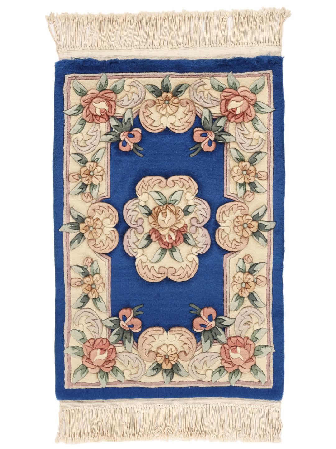 Håndknyttet kinesisk tæppe med blomstermotiver på et blåt felt