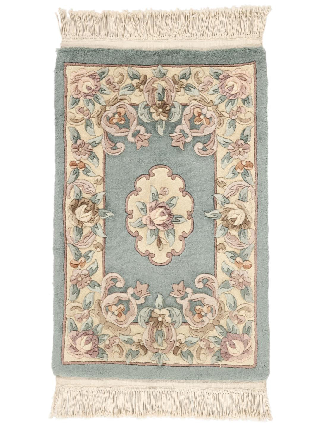 Håndknyttet kinesisk tæppe med et blomstret mønster i blåt og beige.