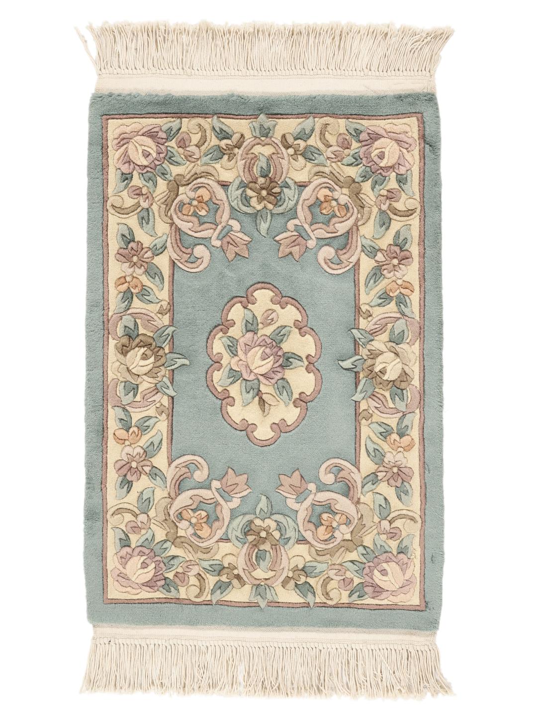 Håndknyttet kinesisk tæppe med blomstermotiver i lyseblå og beige.