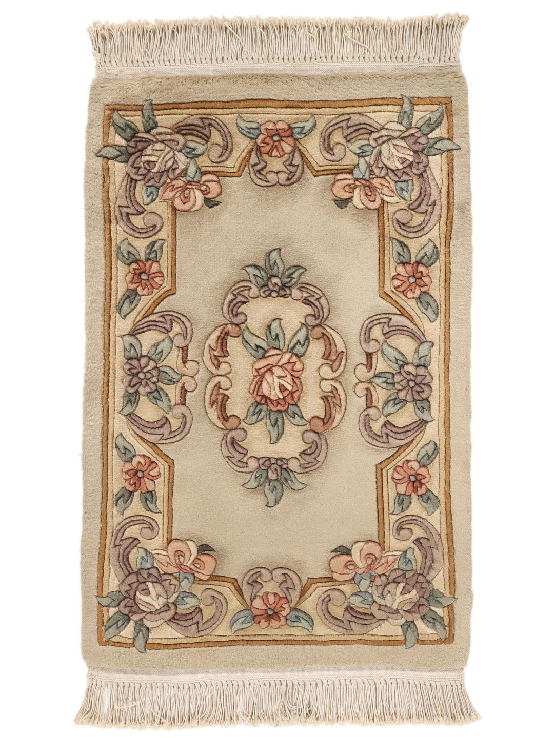 Et rektangulært kinesisk tæppe med blomstermotiver på en beige baggrund.