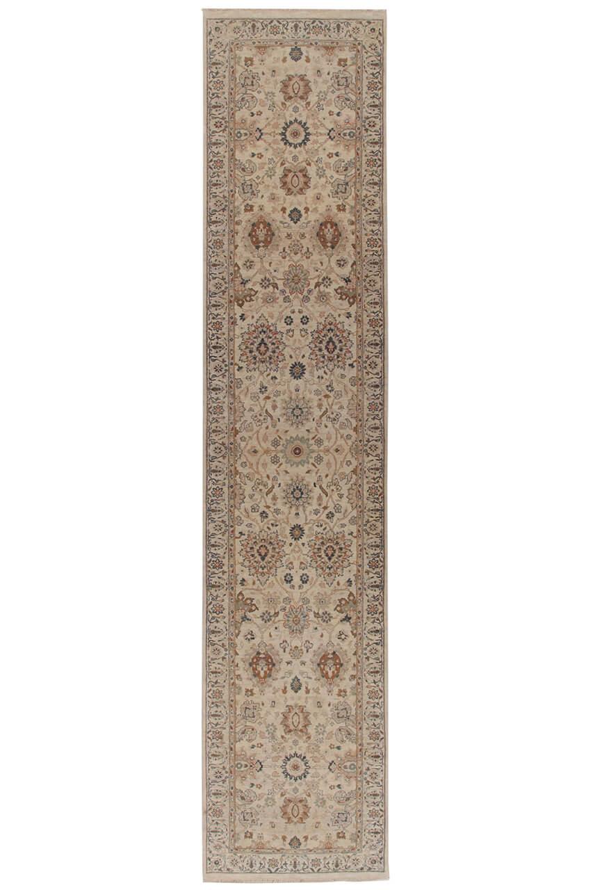 Een klassieke beige handgeknoopte loper uit India met sierlijke bloemmotieven