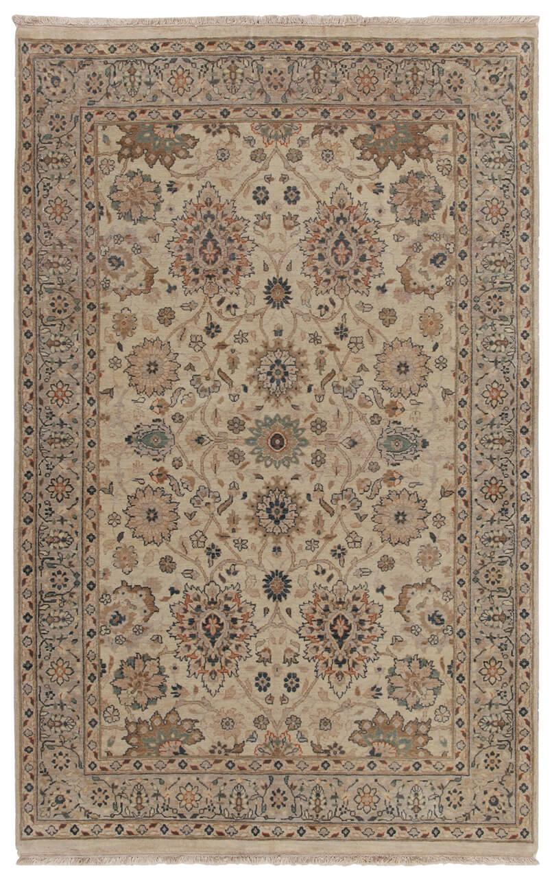 Et håndknyttet indisk tæppe med blomstermotiver i nuancer af beige og blå.