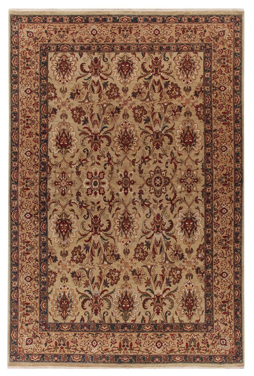 Een handgeknoopt tapijt uit India met een beige achtergrond en klassieke bloemmotieven.