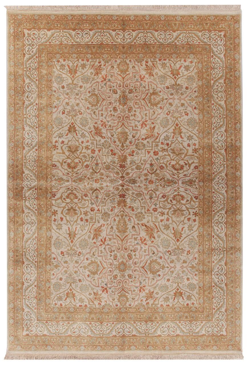 Een handgeknoopt klassiek oosters tapijt uit India met een beige en roestkleurig bloemmotief