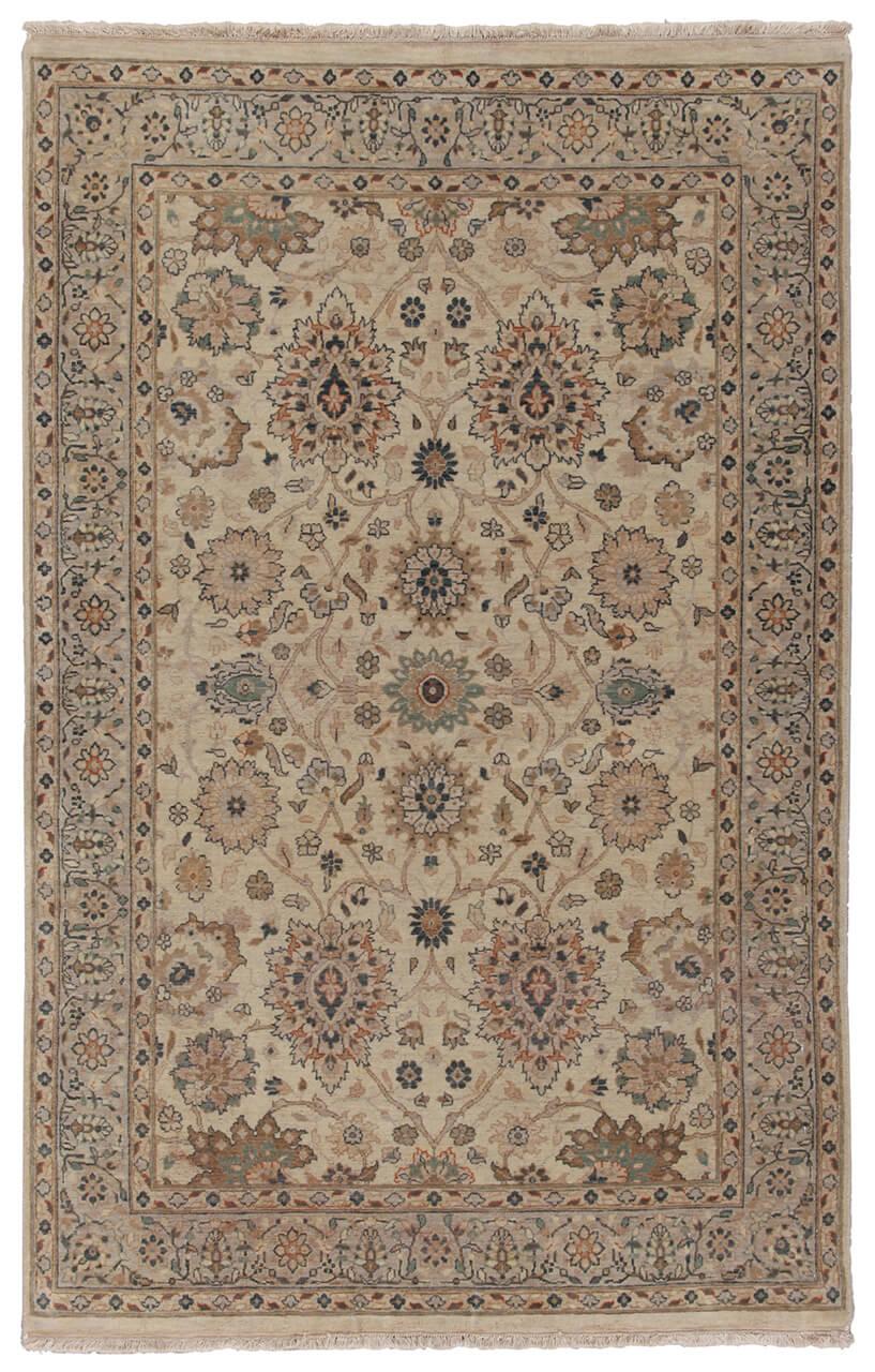 Een handgeknoopt beige tapijt uit India met een verfijnd medaillonpatroon van bloemen.