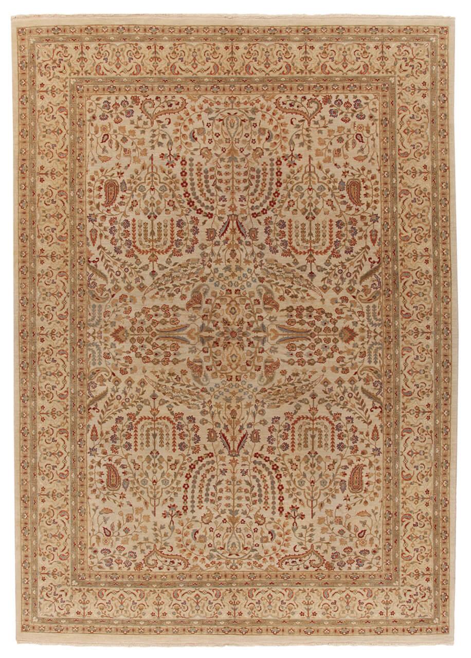 Et håndknyttet beige tæppe fra Indien med et indviklet blomstermønster.