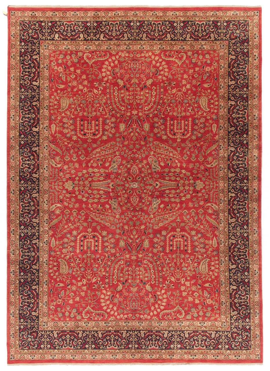 Een handgeknoopt rood Indiaas tapijt met verfijnde bloemmotieven.
