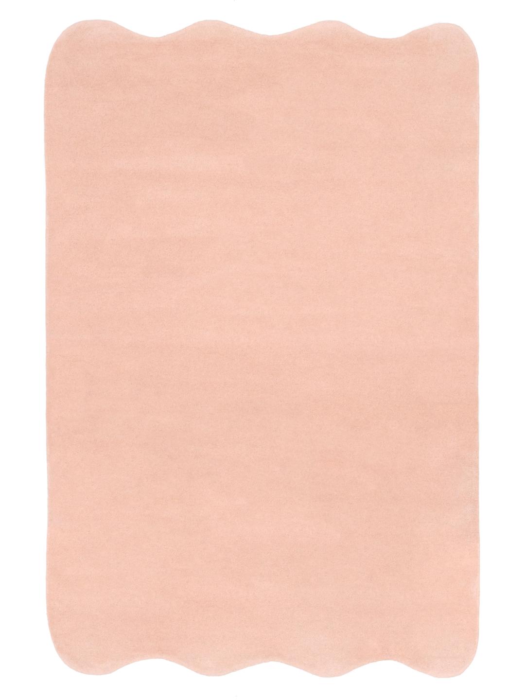 Een zacht roze vloerkleed met een onregelmatige geschulpte vorm