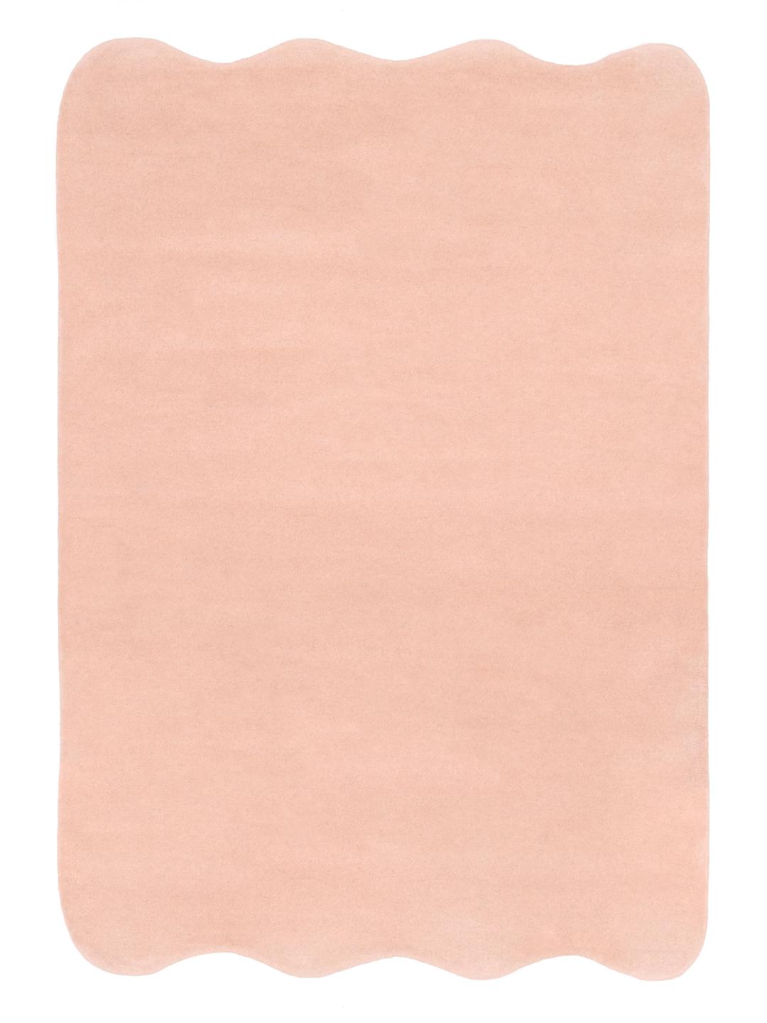 Een zacht roze vloerkleed met een onregelmatige geschulpte vorm