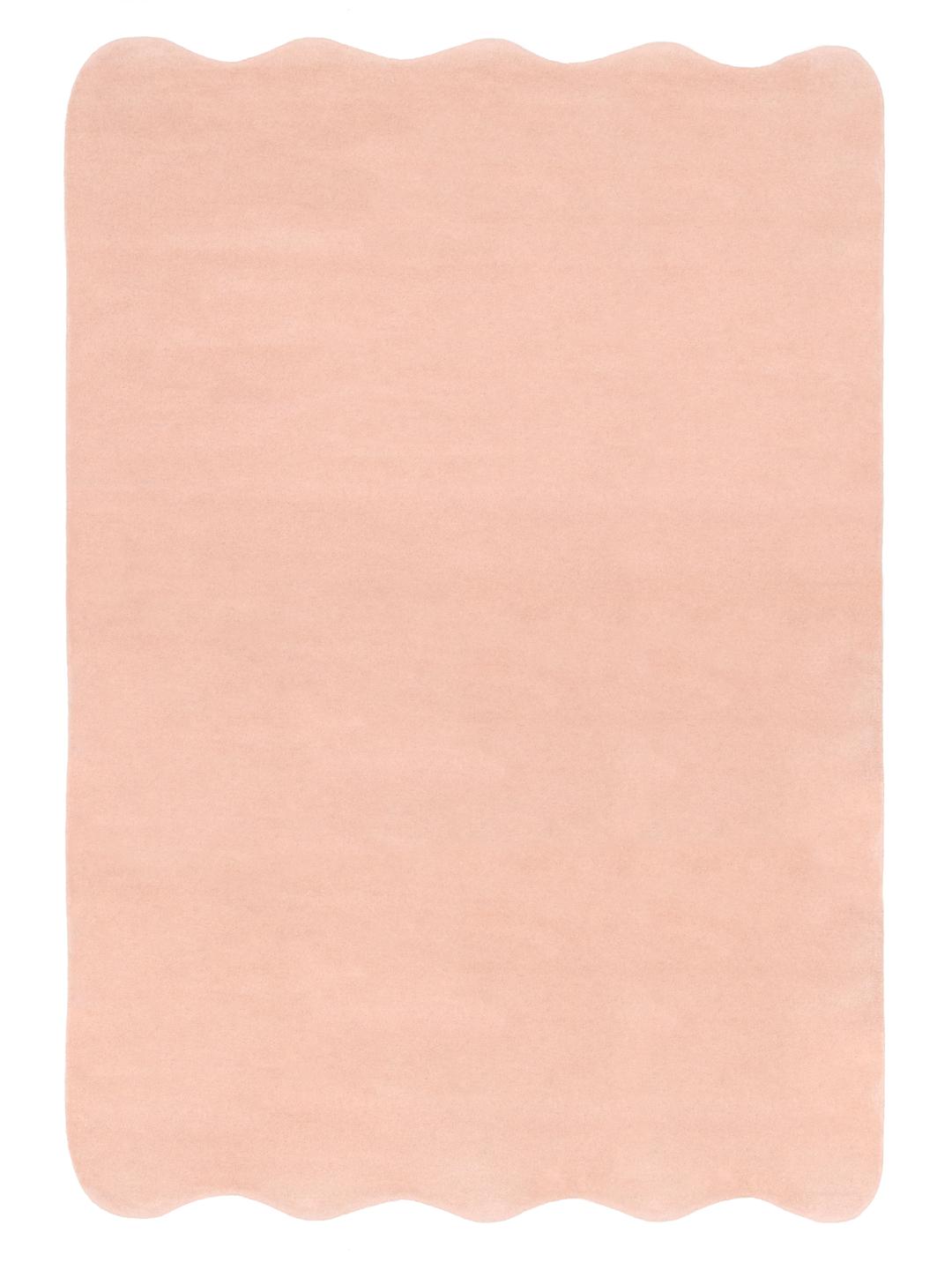 Een zacht roze vloerkleed met een onregelmatige geschulpte vorm