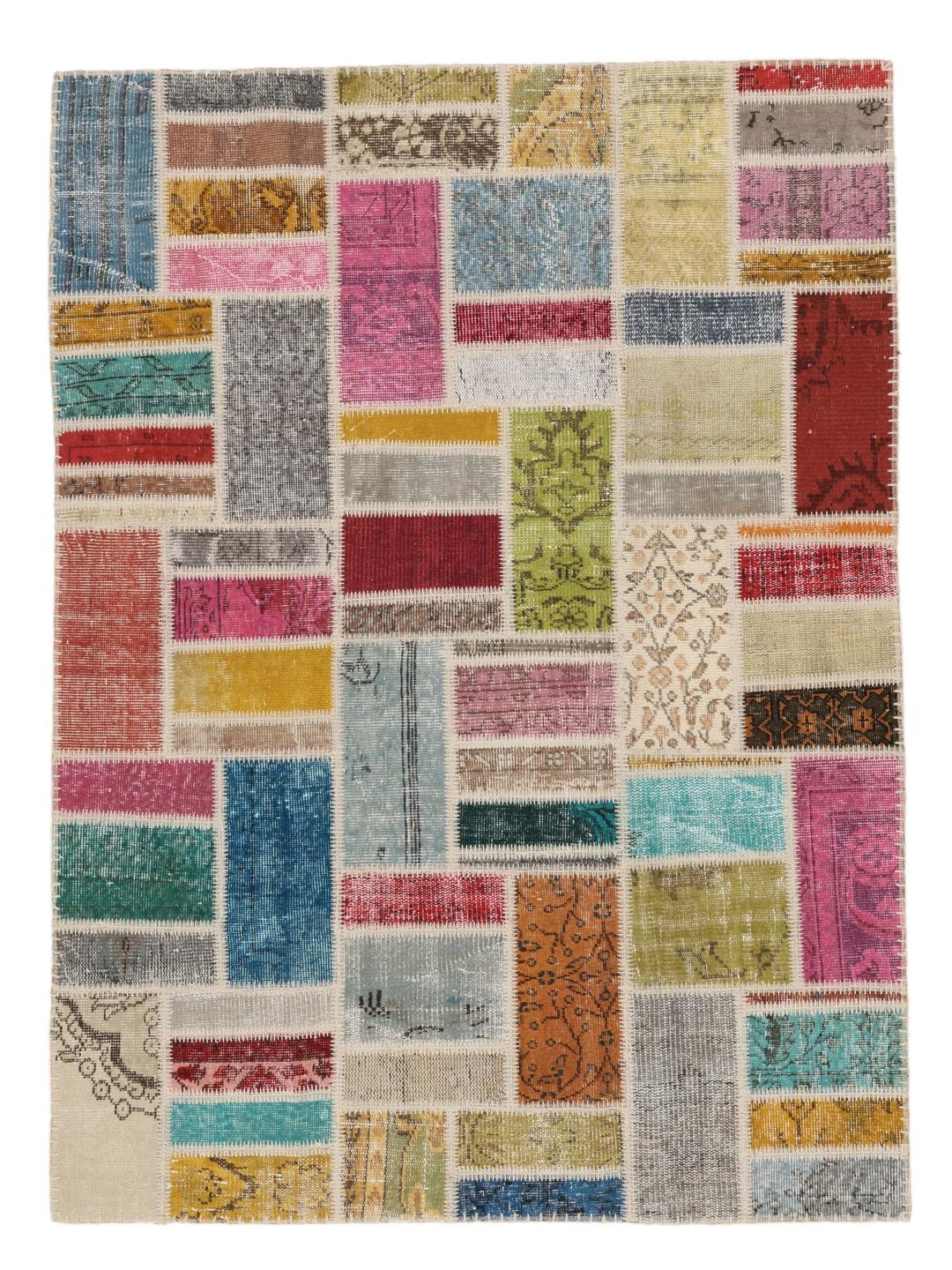 Et levende og unikt patchwork-teppe fra Tyrkia med et flerfarget design.