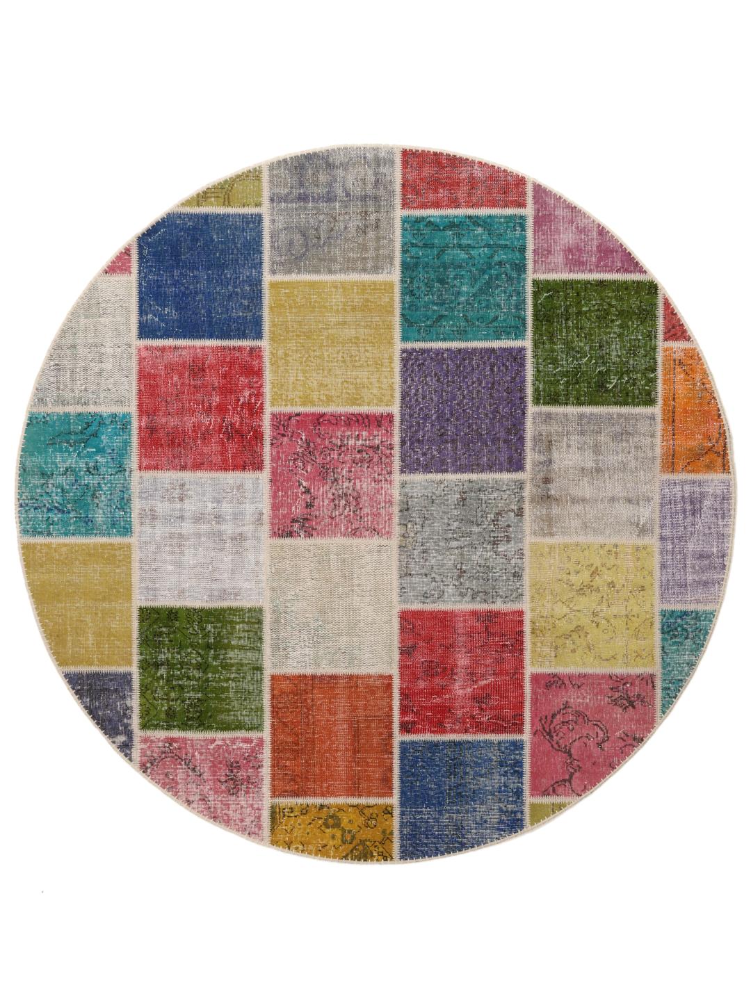 Een levendig rond patchwork tapijt met veelkleurige vierkanten, handgeknoopt in Turkije.