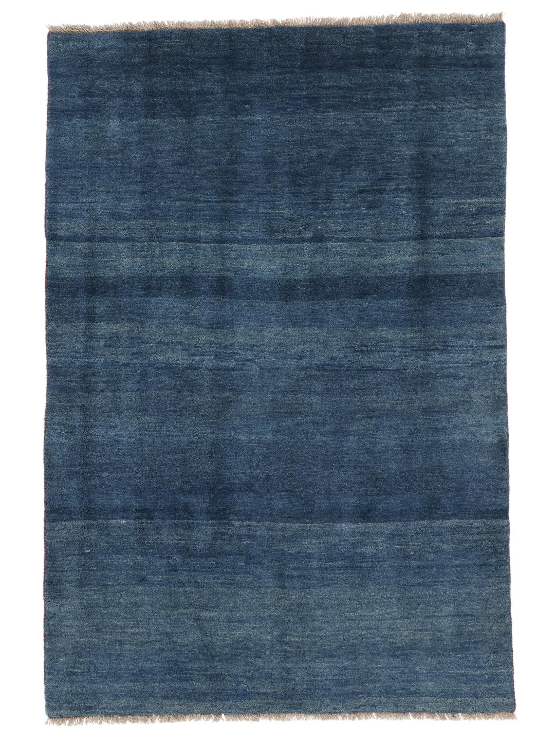 Een handgeknoopt blauw Gabbeh Fine tapijt uit het Midden-Oosten met een minimalistisch ontwerp.