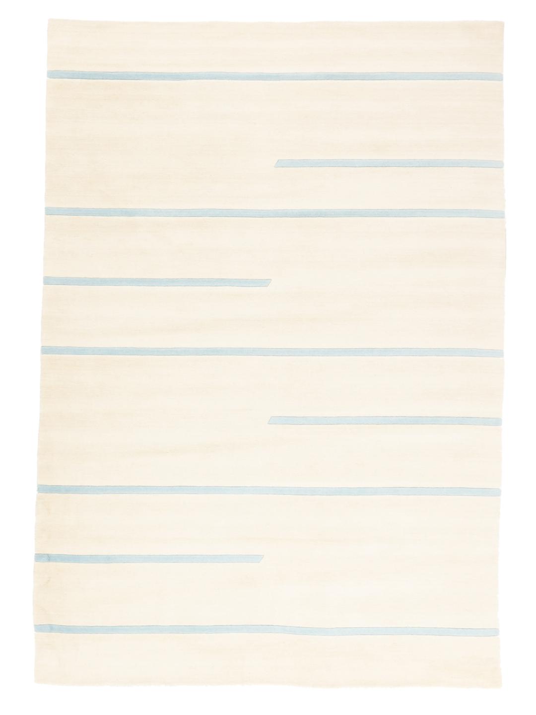 Et rektangulært håndlavet uldtæppe fra Indien med en beige base og lyseblå striber.