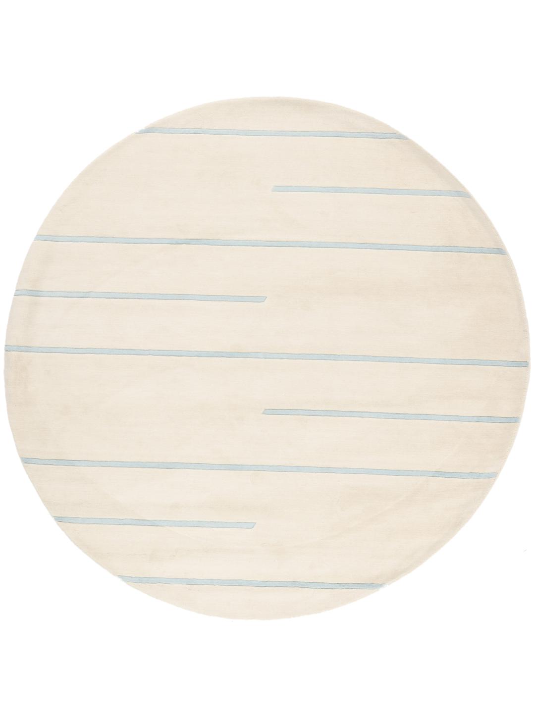 Een rond, beige handgeweven tapijt uit India met lichtblauwe horizontale strepen.