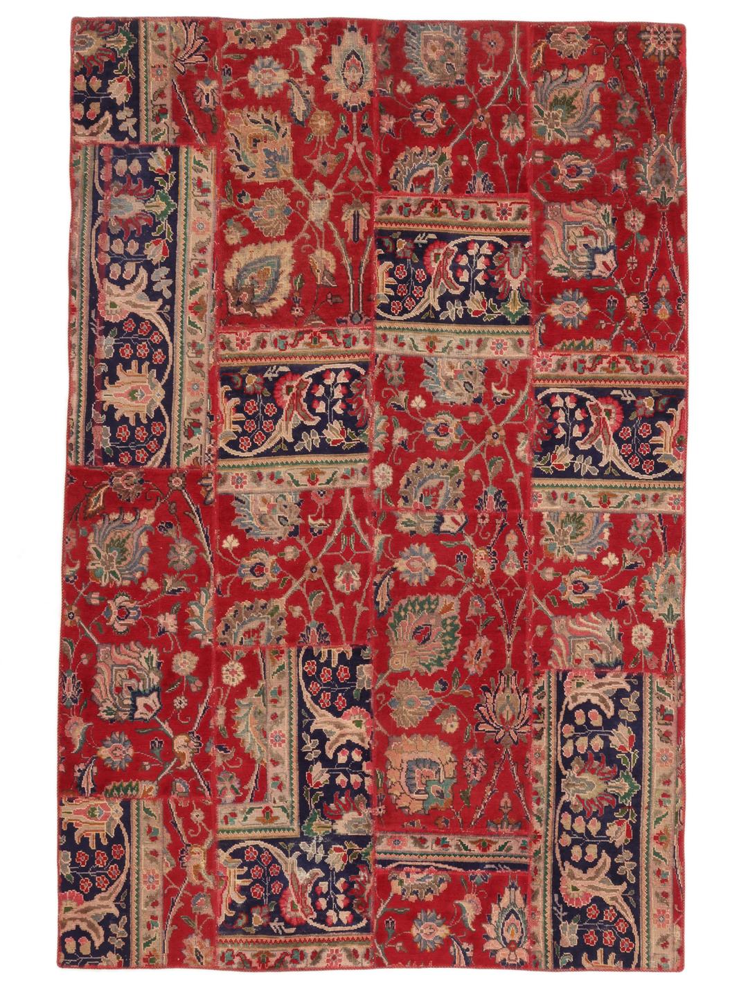 Een levendig rechthoekig patchwork tapijt met ingewikkelde patronen uit het Midden-Oosten in rode en blauwe tinten.