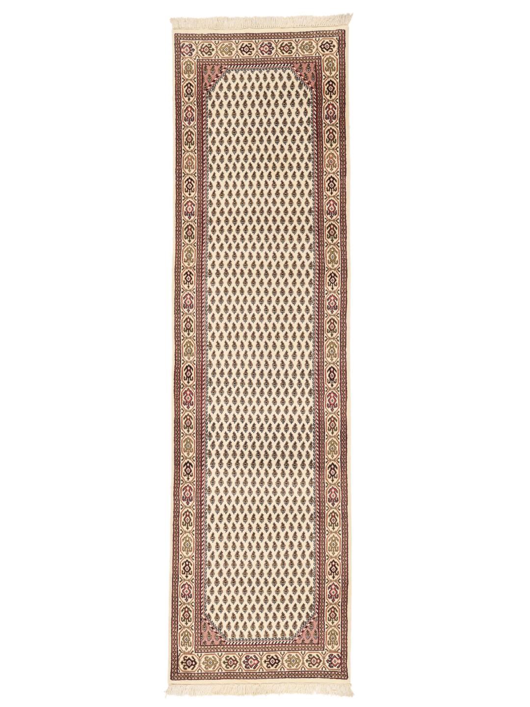 Un tapis de couloir Mir Indo noué à la main avec un champ beige et des motifs traditionnels d'Inde