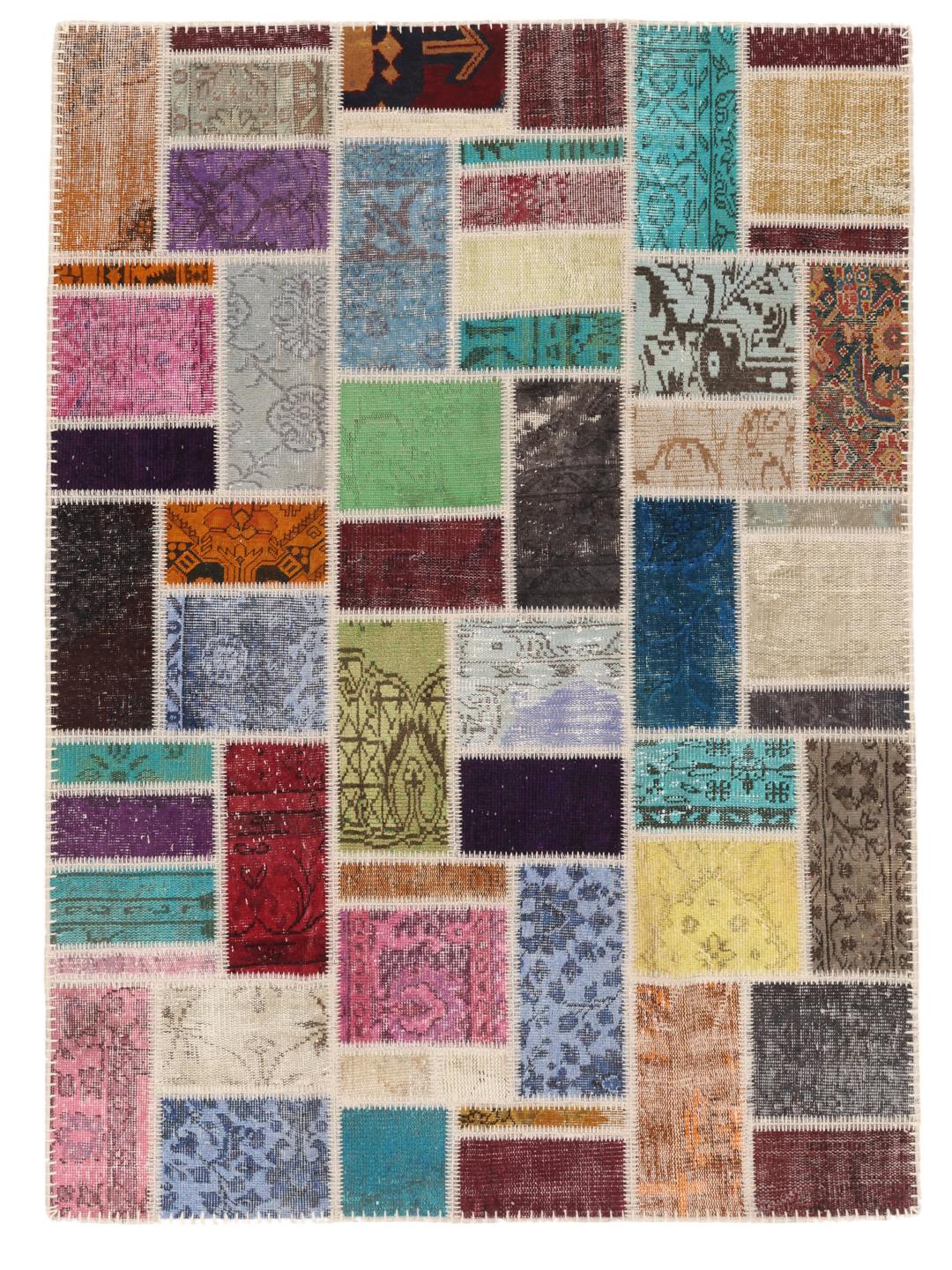 Et rektangulært patchwork-teppe fra Tyrkia med et levende flerfarget design.