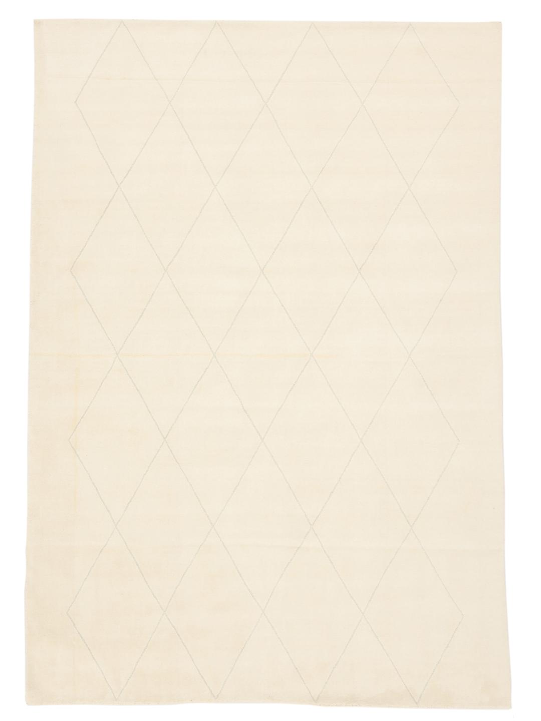 Un tapis moderne fabriqué à la main en Inde avec un motif délicat en losanges beige.