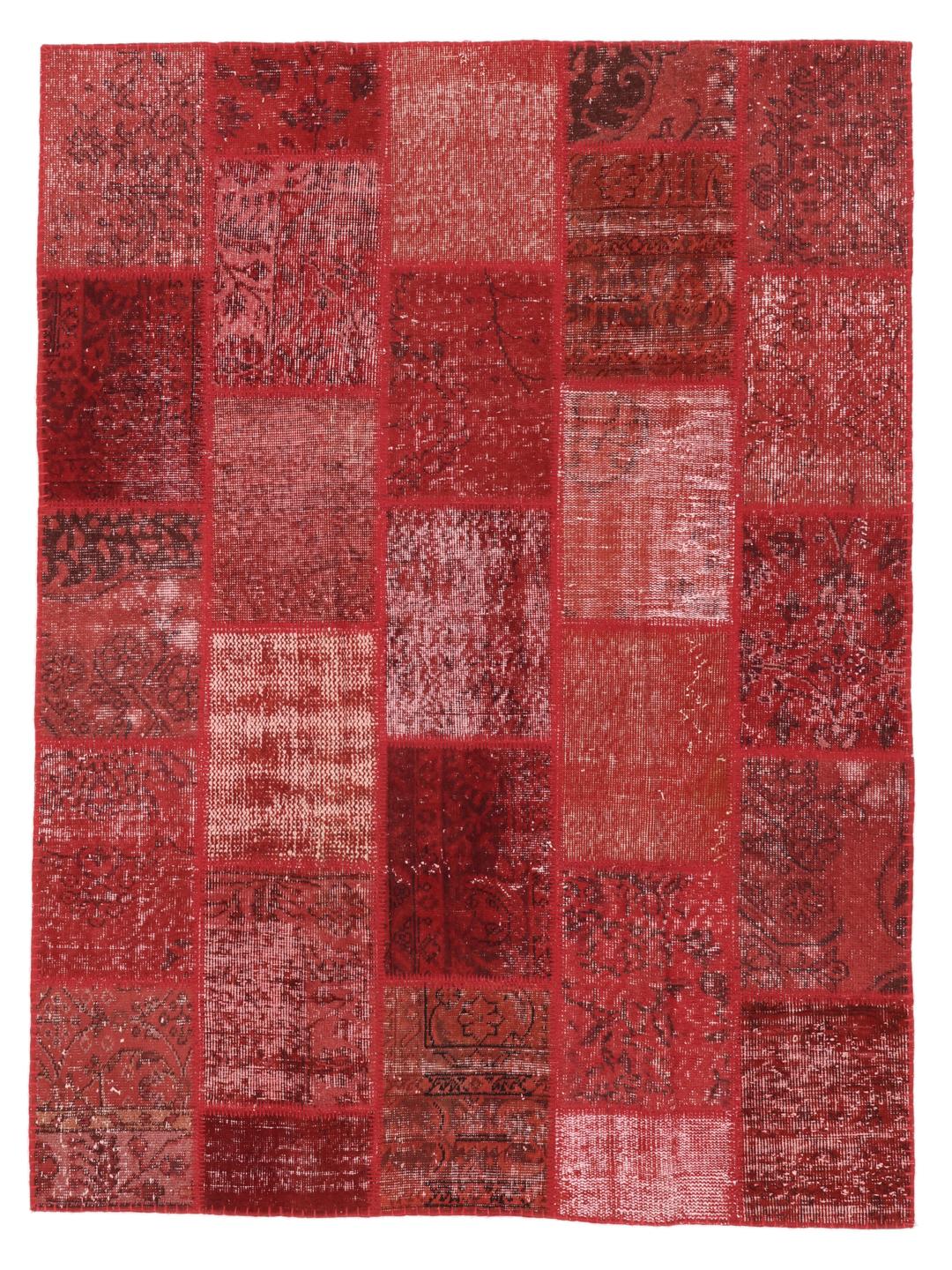 Et rødt, unikt tyrkisk patchwork-teppe med ulike håndknyttede ullteksturer.
